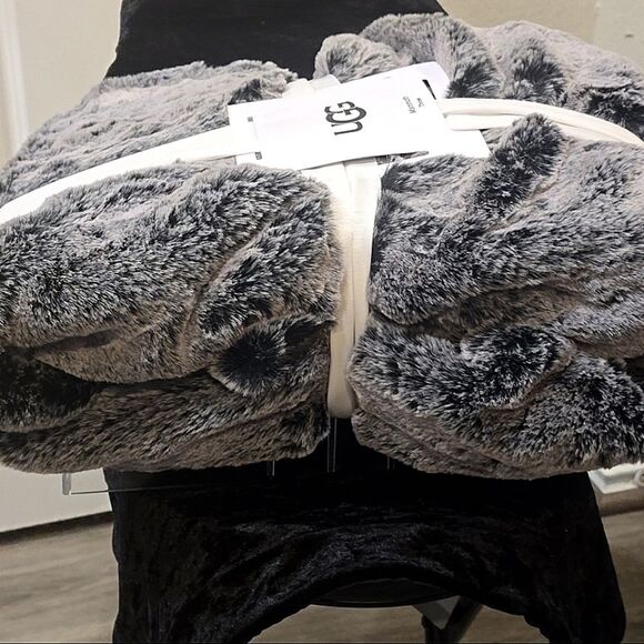 UGG Mammoth Reversible Throw Blanker- Black - Picture 5 of 6